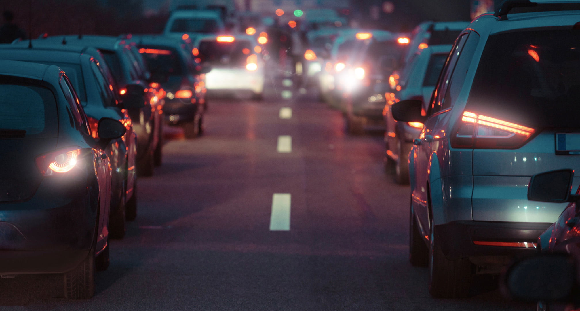 Lichtkränze um die Rücklichter eines Autos bei Nacht, verursacht durch Astigmatismus (links). Klare Auto-Rücklichter bei Nacht, gesehen von einem normalen Auge (rechts).