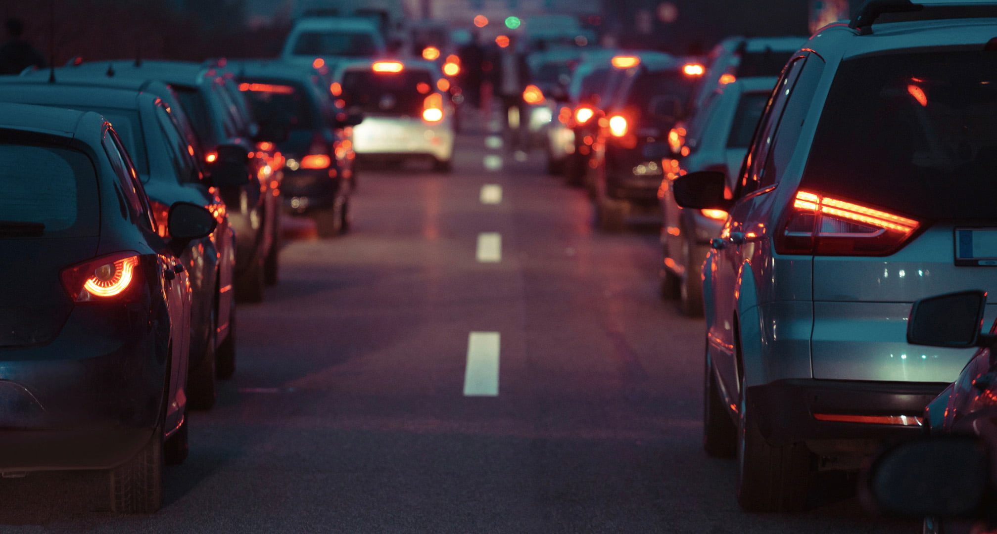 Champ visuel clair des feux arrière de la voiture, représentant la vision standard de nuit.