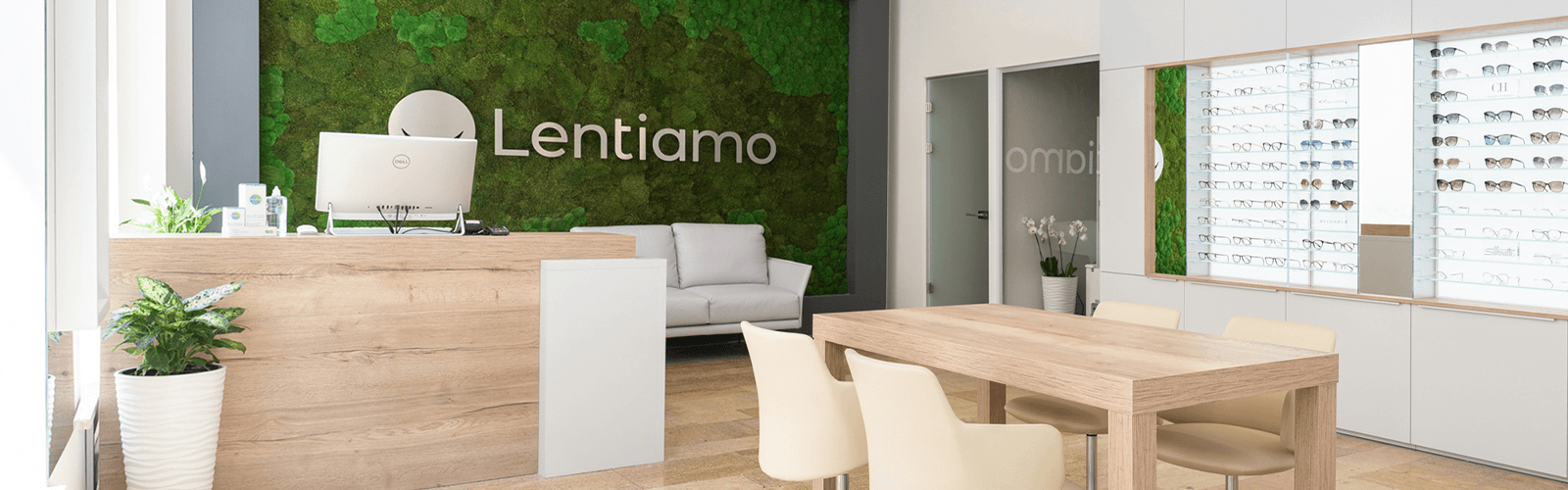 magasin d'optique moderne avec présentoir à lunettes et mur en mousse verte