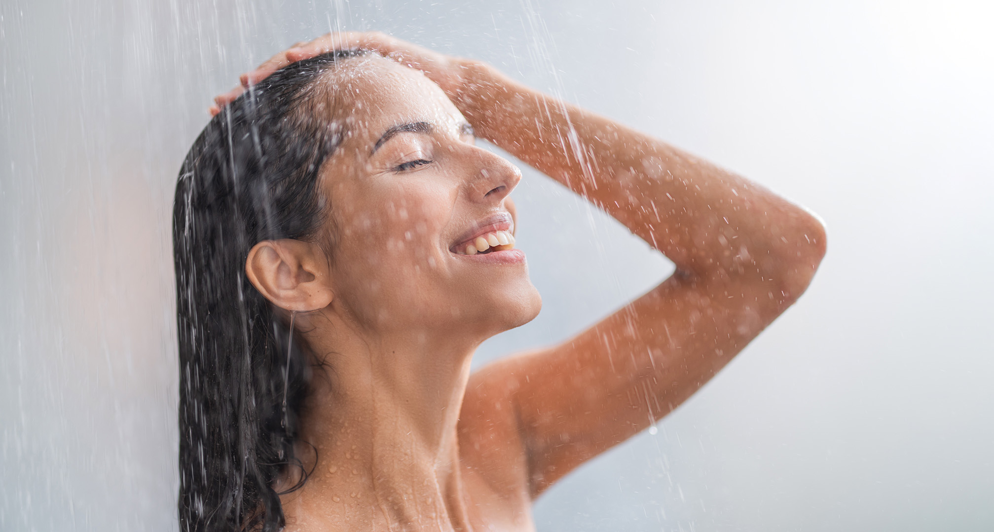 visage d'une personne sous la douche